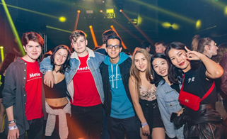 Going to popular nightclubs is a good way of making friends in college