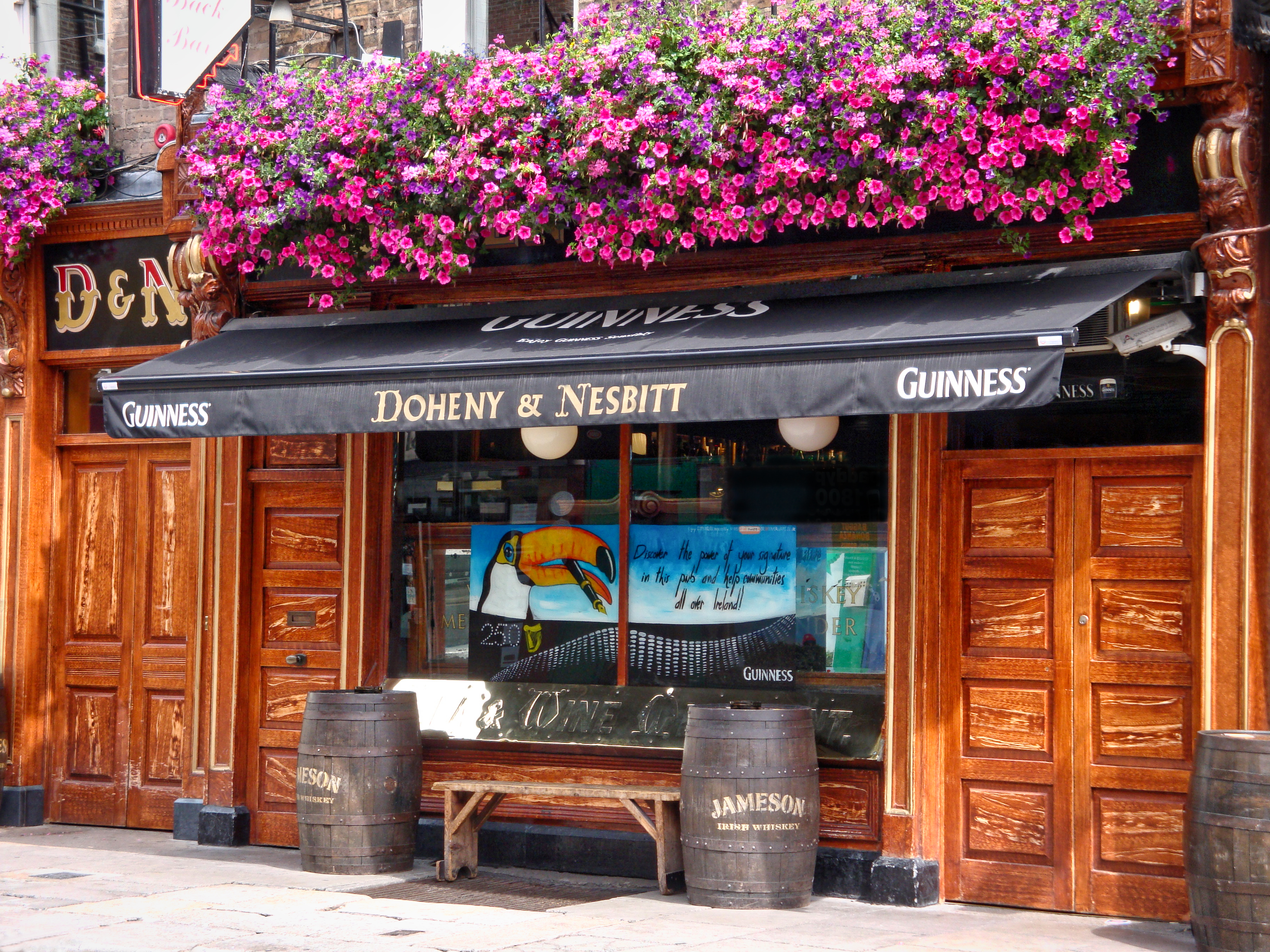 ireland-county_dublin-dublin-pubs-doheny_and_nesbitt-2009-07-04-photo_13-edit